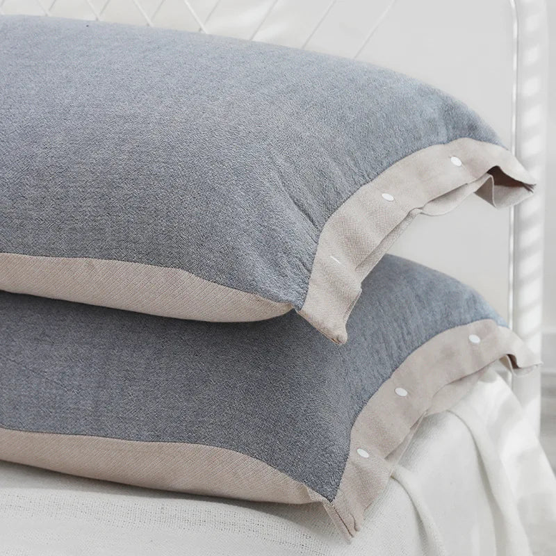Détail de la texture d’une taie d’oreiller en gaze de coton gris brume avec aspect doux et gaufré