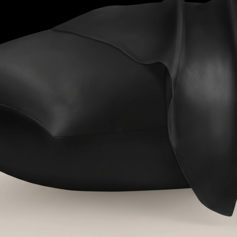 Détail de la texture d’une taie d’oreiller en satin noir avec finition lisse et brillante