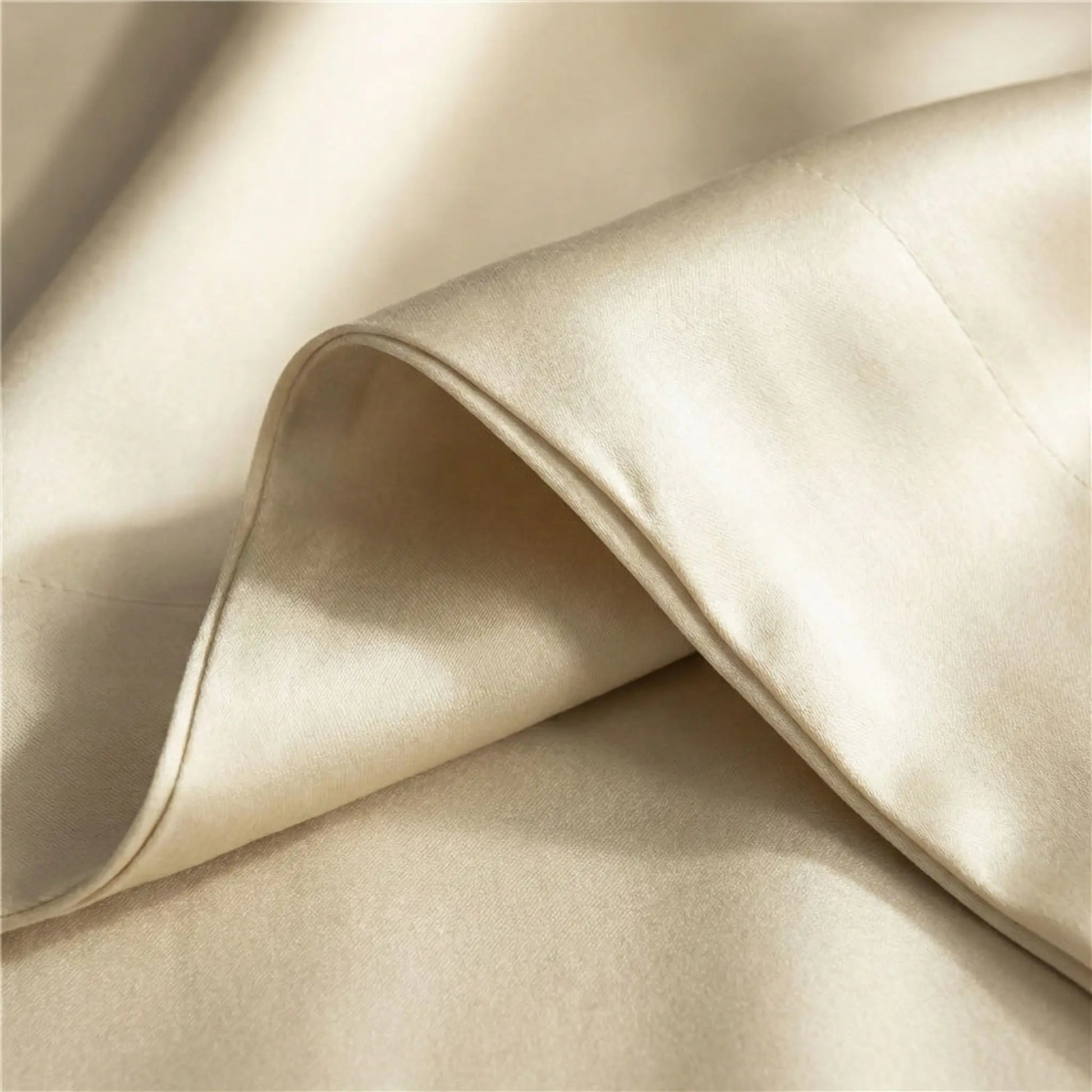 Détail de la texture d’une taie d’oreiller en soie beige