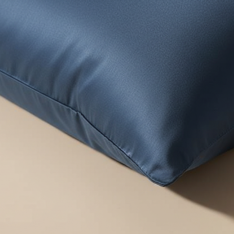 Détail de la texture d’une taie d’oreiller en soie de mûrier bleue avec finition lisse et brillante