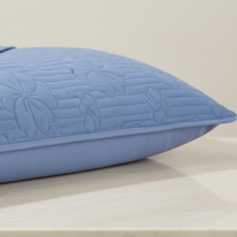 Détail de la texture d’une taie d’oreiller imperméable bleue marine  avec surface lisse et protection discrète