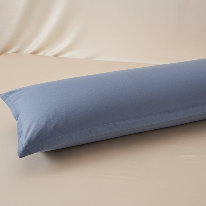 Détail de la texture d’une taie de traversin en coton et lin bleu avec aspect naturel