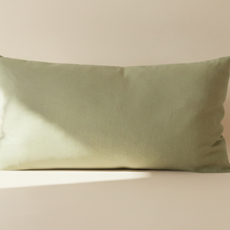 Détail de la texture d’une taie de traversin en lin vert pois avec aspect naturel et légèrement texturé