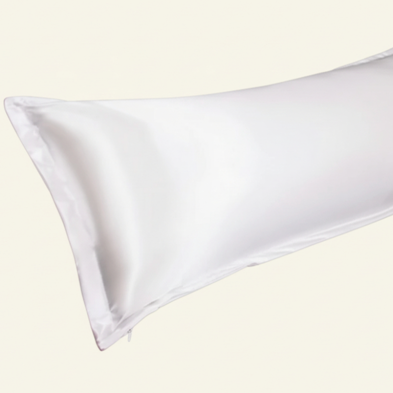 Détail de la texture d’une taie de traversin en satin blanc avec finition lisse et brillante