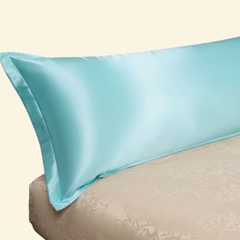 Détail de la texture d’une taie de traversin en satin bleu céladon avec finition lisse et brillante