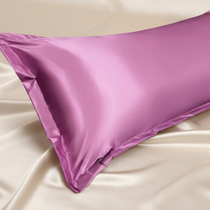 Détail de la texture d’une taie de traversin en satin violet mauve avec finition lisse et brillante