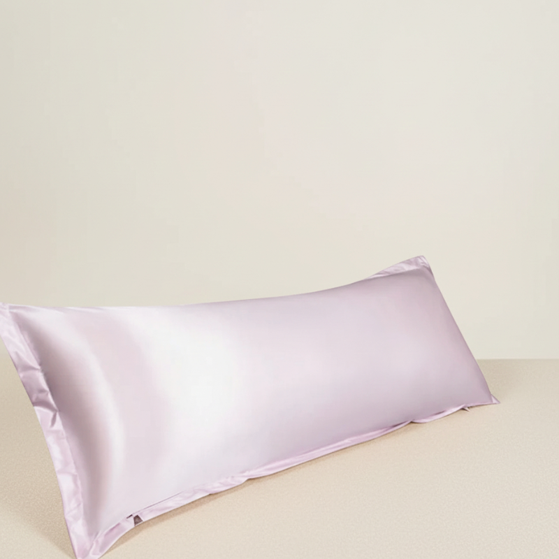 Détail de la texture d’une taie de traversin en satin violet perle avec finition lisse et brillante