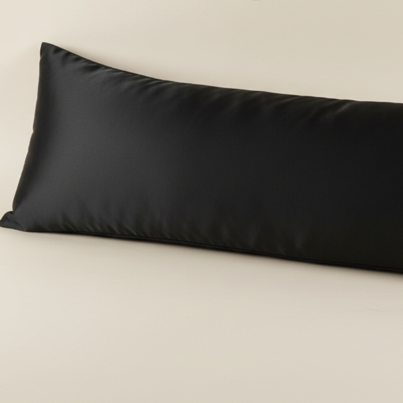 Détail de la texture d’une taie de traversin en soie de mûrier noire avec finition lisse et brillante