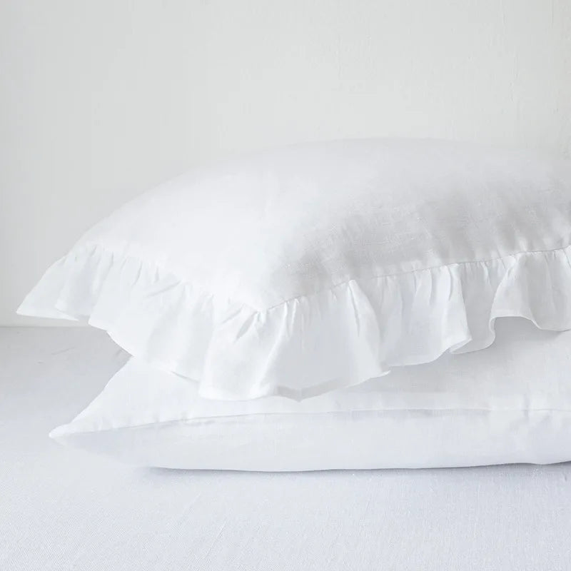 Deux Taies d’oreiller en lin blanc à volants présentée seule sur fond clair