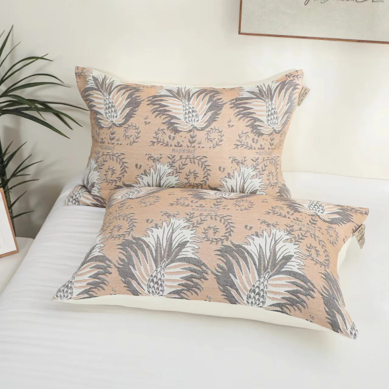 Deux taies d’oreiller en gaze de coton à motifs champêtre présentée seule sur fond clair