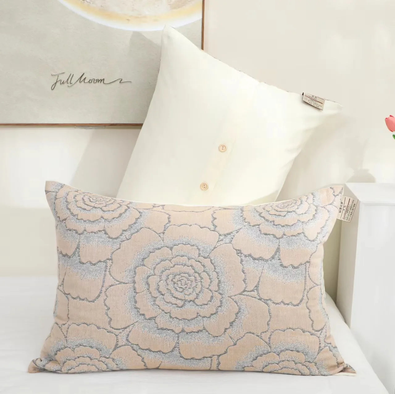 Deux taies d’oreiller en gaze de coton à motifs floraux présentée seule sur fond clair