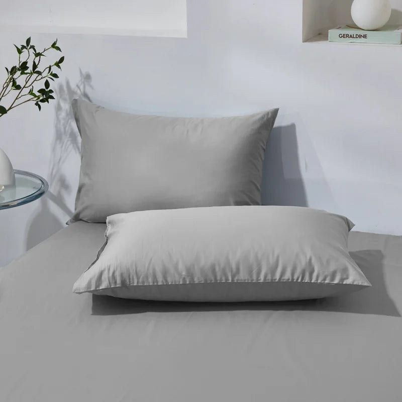 Taie d’oreiller en coton grise présentée seule sur fond clair