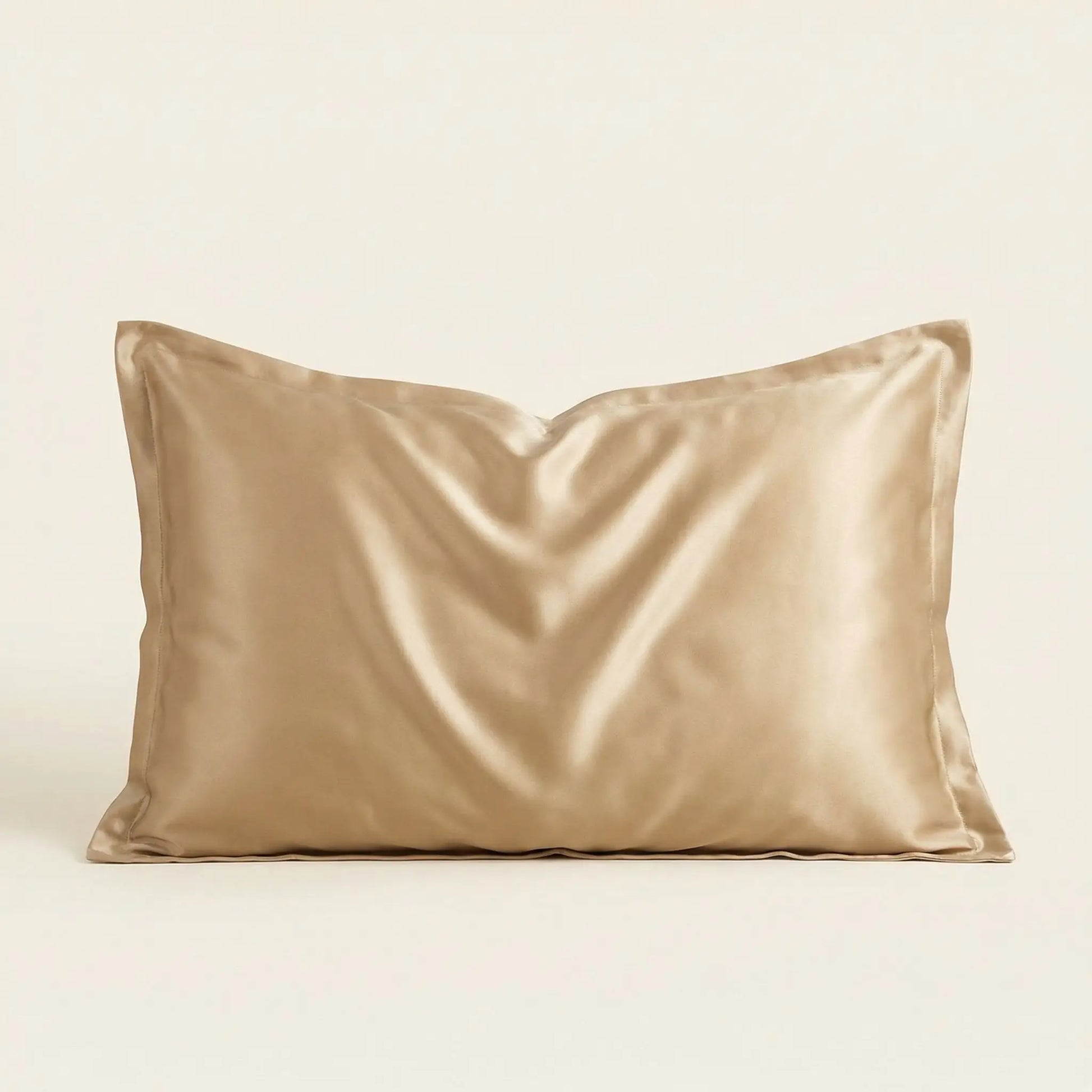 Taie d’oreiller INJOXFORD en soie de mûrier 30 mommes beige présentée seule sur fond clair