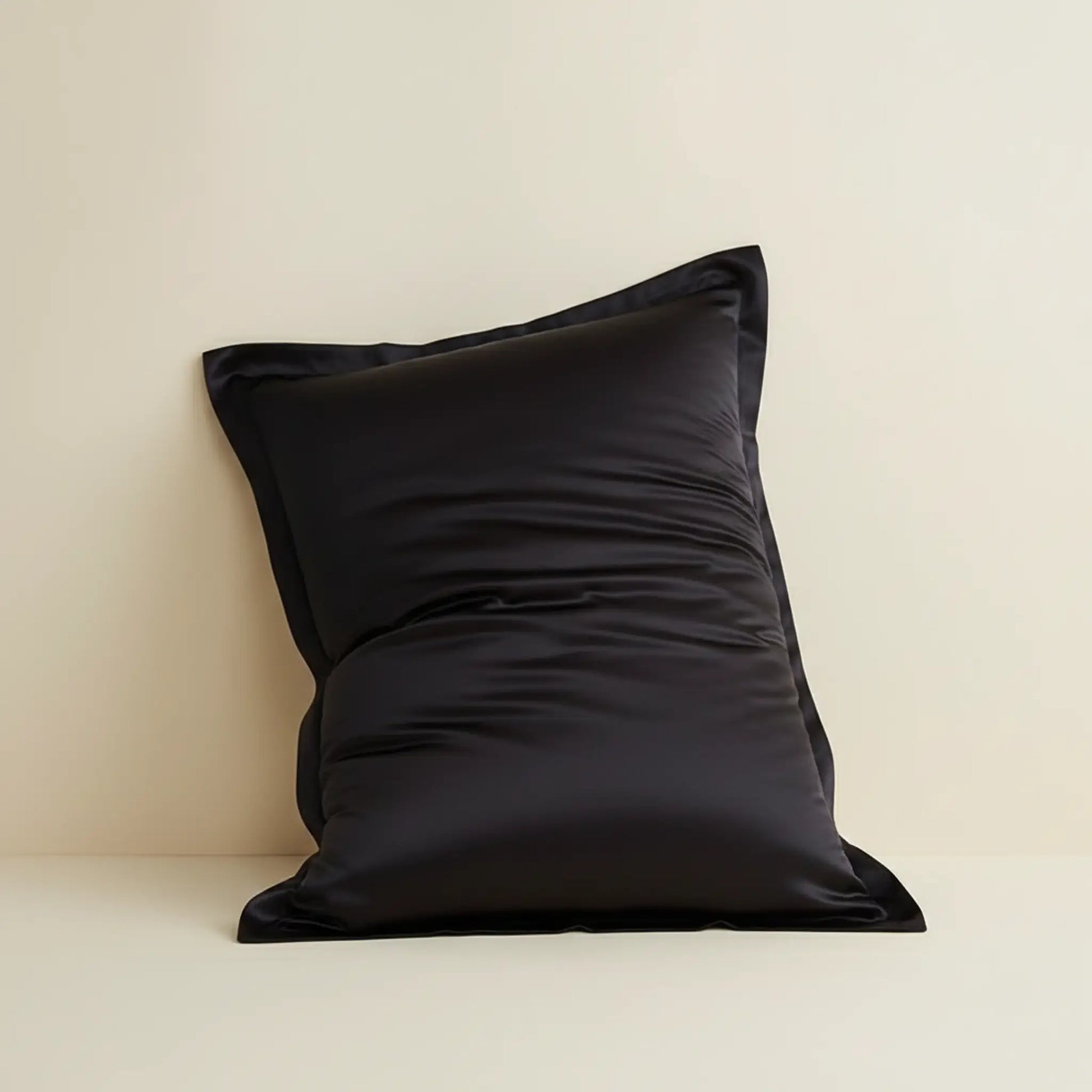 Décoration chambre luxe avec taie d'oreiller en soie noire finition Oxford