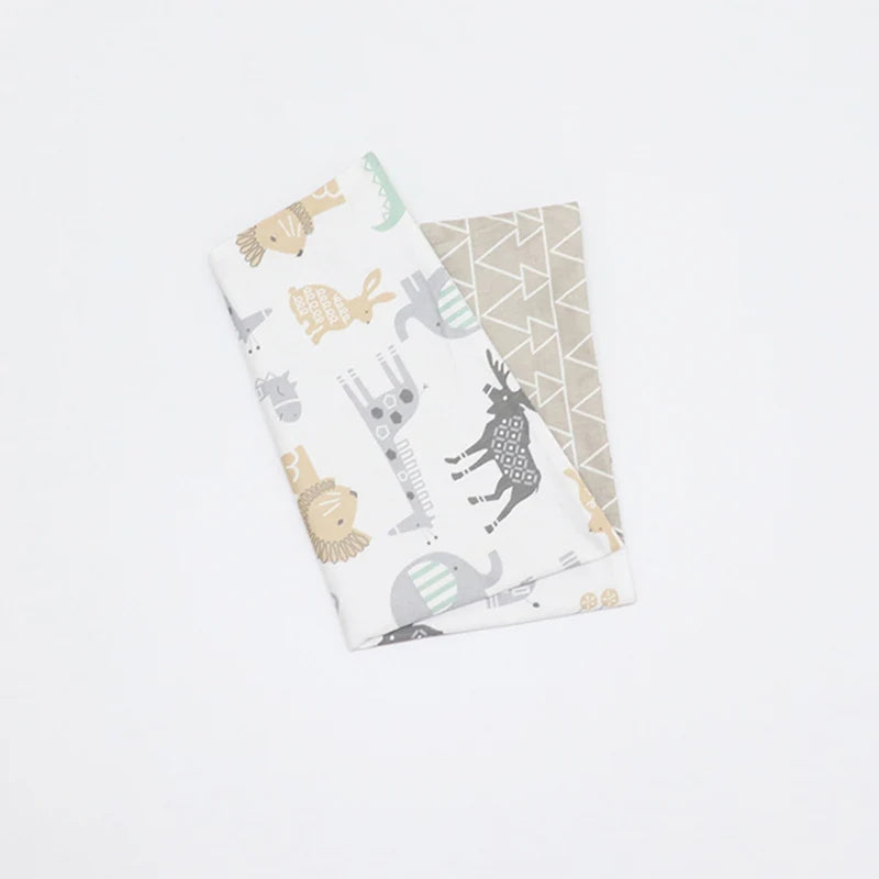 Taie d’oreiller bébé en coton à motif animaux pliée seule sur fond clair