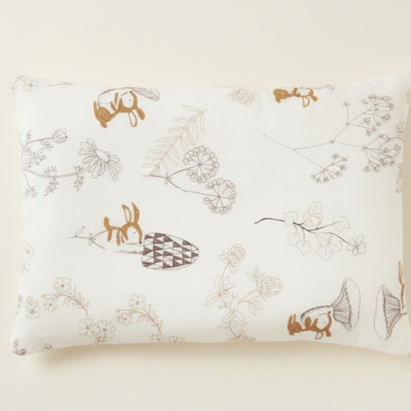 Taie d’oreiller bébé en coton à motif champignon présentée seule sur fond clair