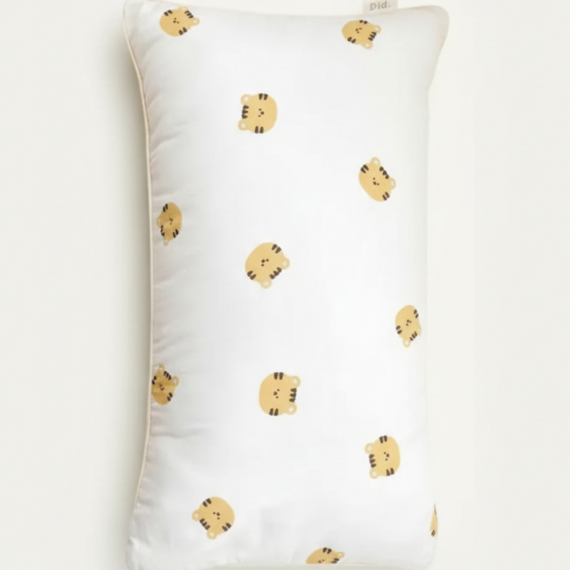 Taie d’oreiller bébé en coton à motif chat présentée seule sur fond clair