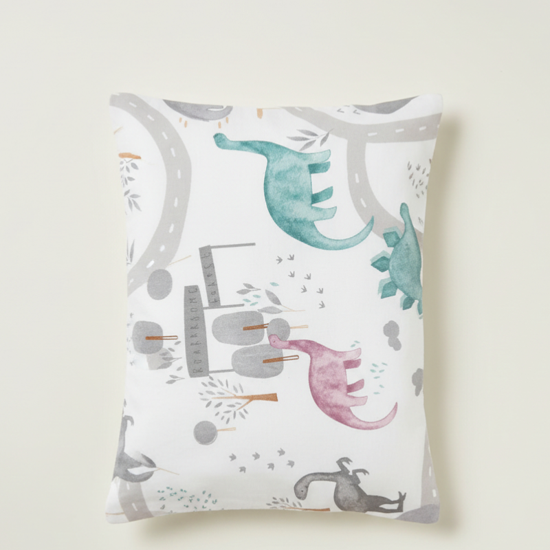 Taie d’oreiller bébé en coton à motif dinosaure présentée seule sur fond clair