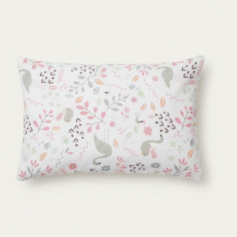 Taie d’oreiller bébé en coton à motif fleurs roses présentée seule sur fond clair