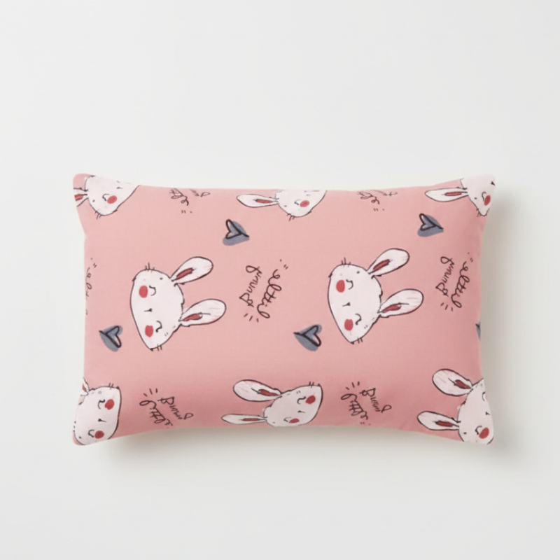 Taie d’oreiller bébé en coton à motif lapin rose présentée seule sur fond clair