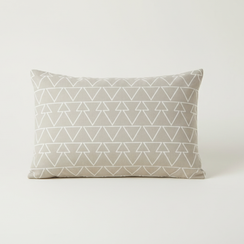 Taie d’oreiller bébé en coton à motif triangles présentée seule sur fond clair