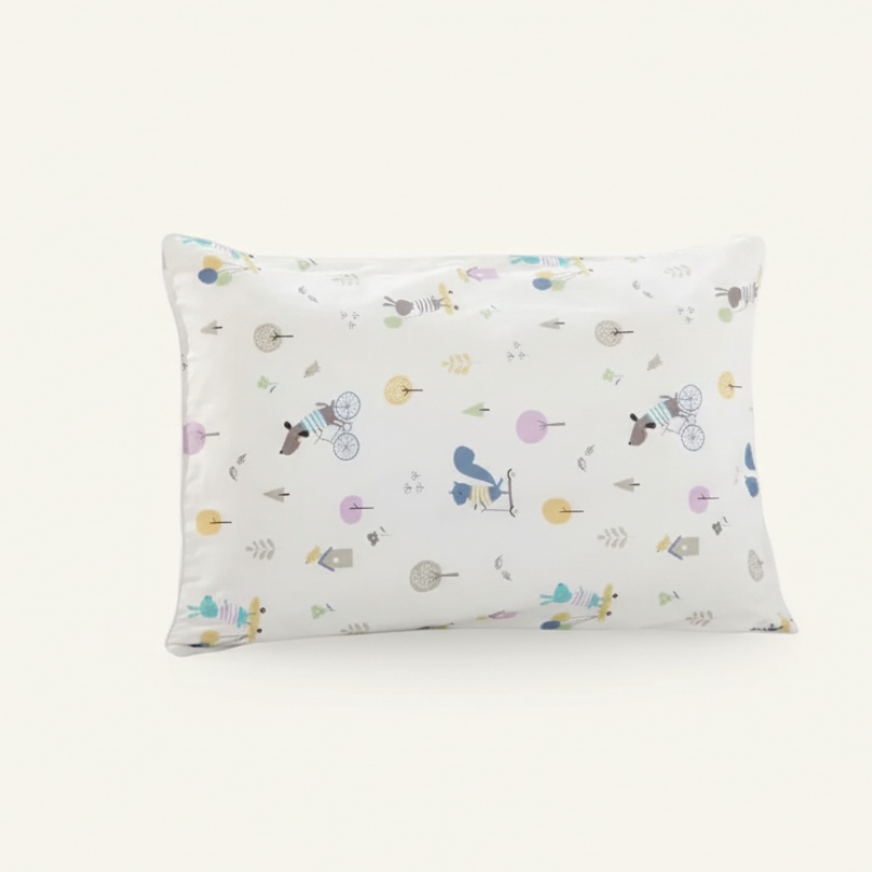 Taie d’oreiller bébé en coton à motifs présentée seule sur fond clair