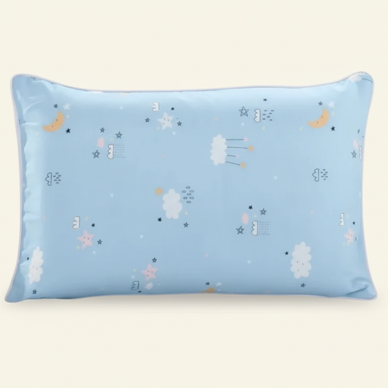 Taie d’oreiller bébé en coton bleu présentée seule sur fond clair