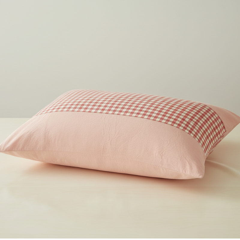 Taie d’oreiller en coton égyptien rose présentée seule sur fond clair