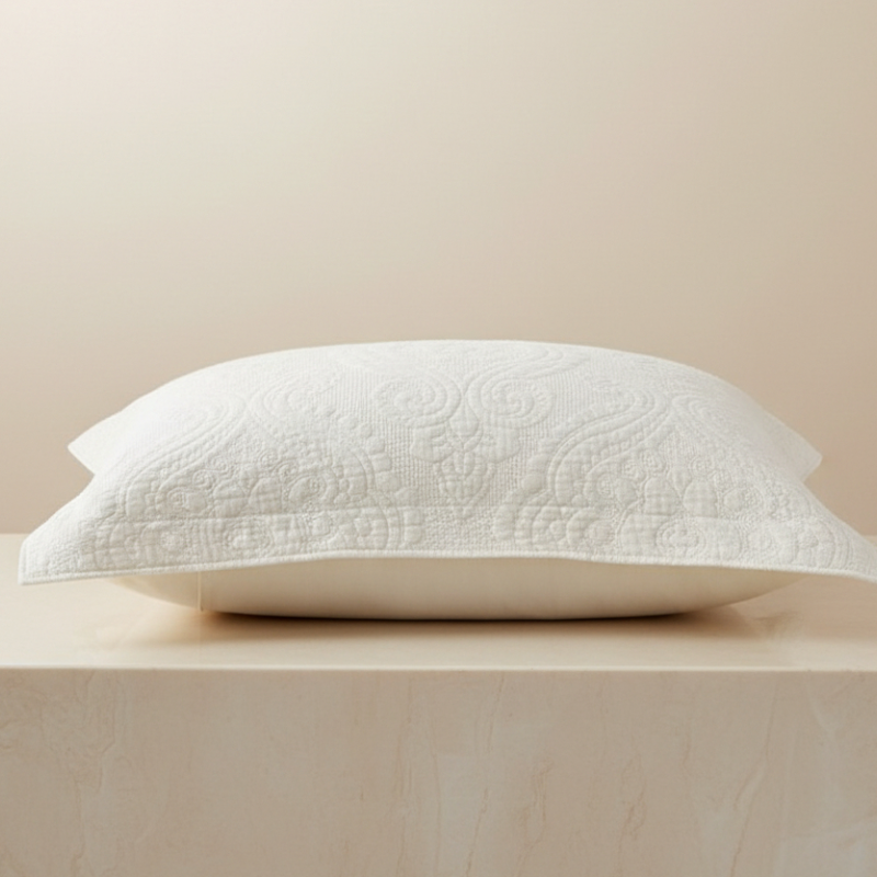 Taie d’oreiller en coton matelassé ivoire crème présentée seule sur fond clair