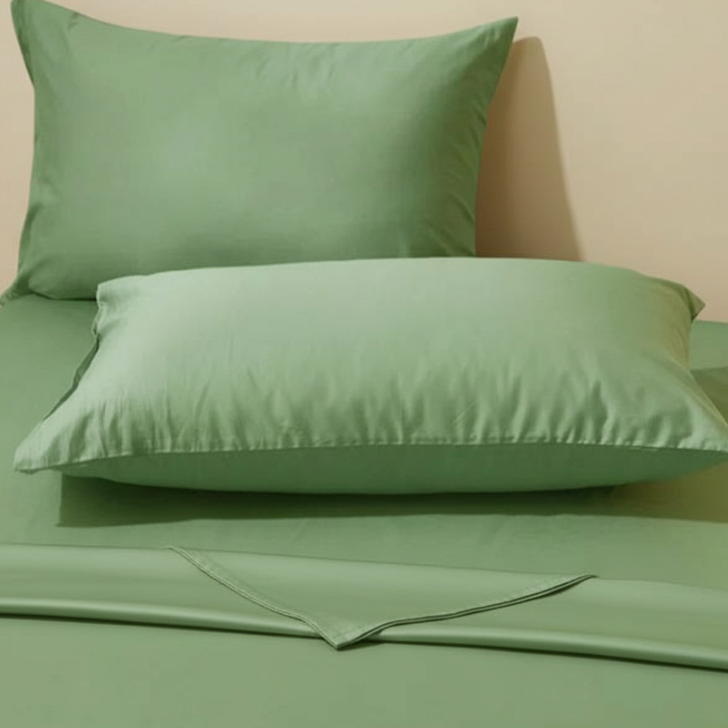 Taie d’oreiller en coton vert matcha présentée seule sur fond clair