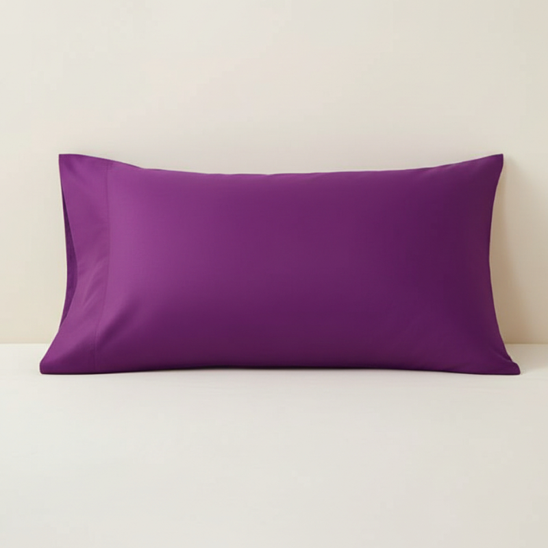 Taie d’oreiller en coton violet présentée seule sur fond clair