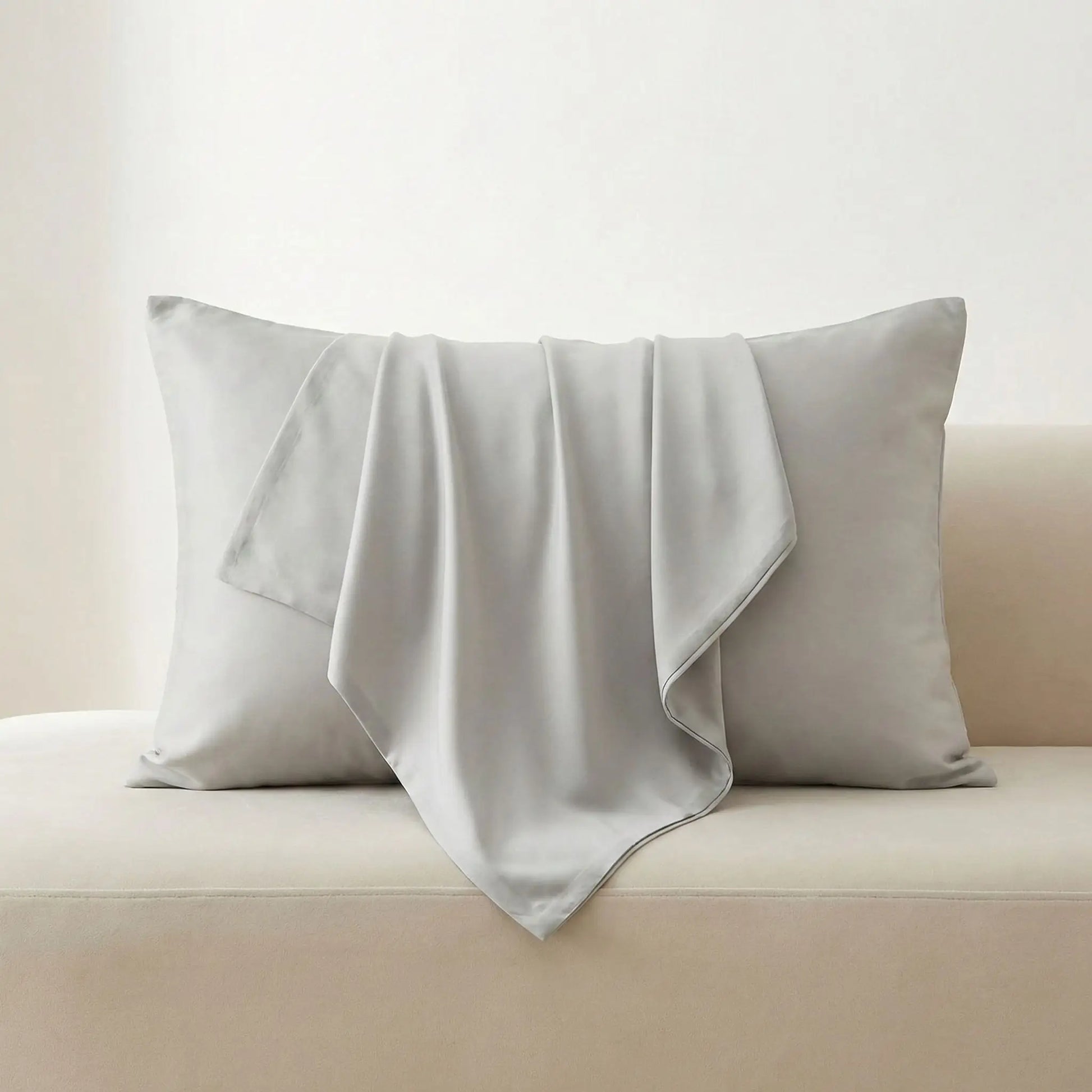 Taie d’oreiller en fibre d’eucalyptus grise présentée seule sur fond clair