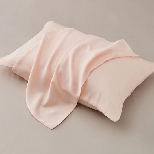 Taie d’oreiller en fibre d’eucalyptus rose pâle présentée seule sur fond clair