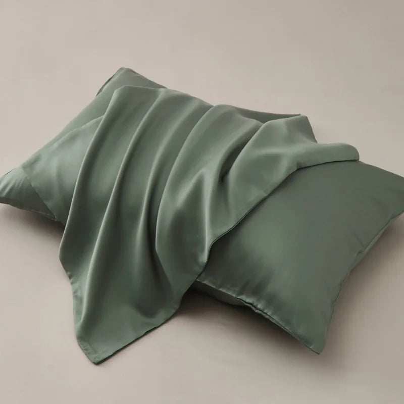 Taie d’oreiller en fibre d’eucalyptus verte présentée seule sur fond clair