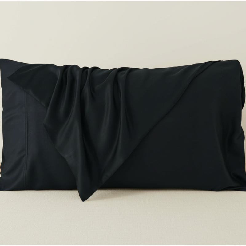 Taie d’oreiller en fibre de bambou noire présentée seule sur fond clair