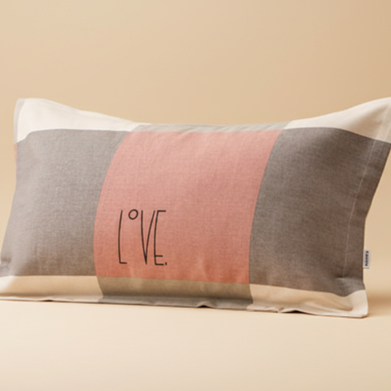 Taie d’oreiller en flanelle avec message Love présentée seule sur fond clair