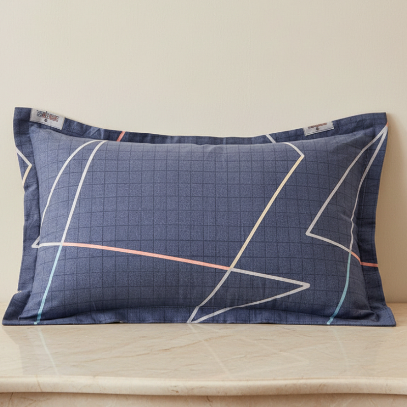 Taie d’oreiller en flanelle imprimée bleu océan présentée seule sur fond clair