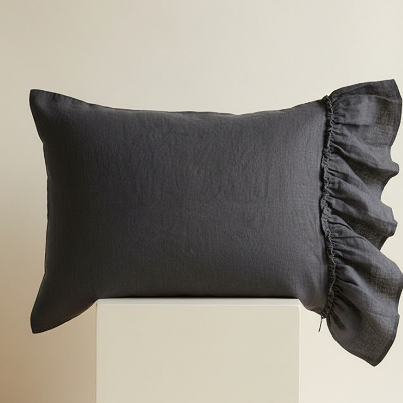 Taie d’oreiller en lin lavé gris foncéprésentée seule sur fond clair