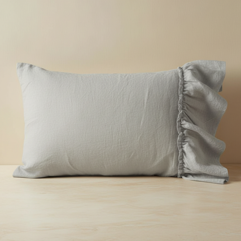 Taie d’oreiller en lin lavé gris présentée seule sur fond clair
