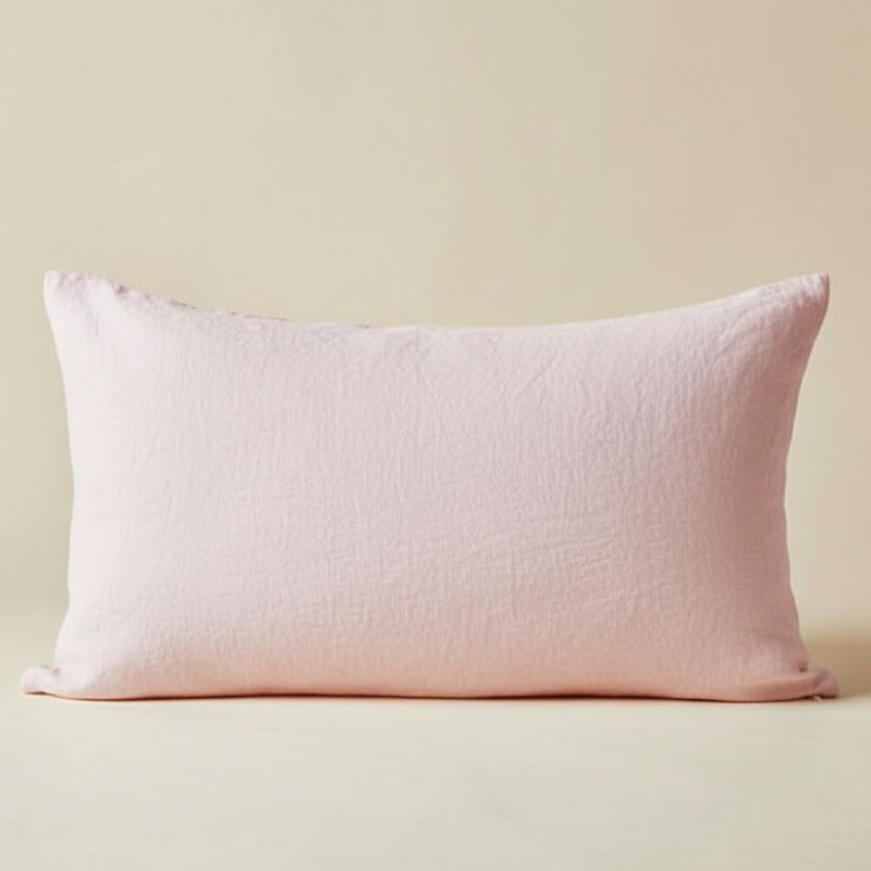 Taie d’oreiller en lin rose présentée seule sur fond clair