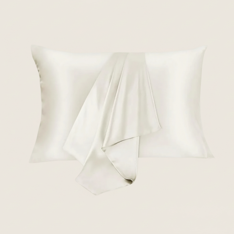 Taie d’oreiller en satin beige présentée seule sur fond clair 