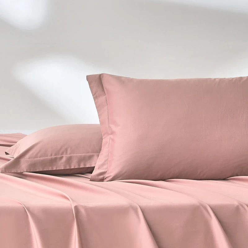 Taie d’oreiller en satin de coton vieux rose présentée seule sur fond clair