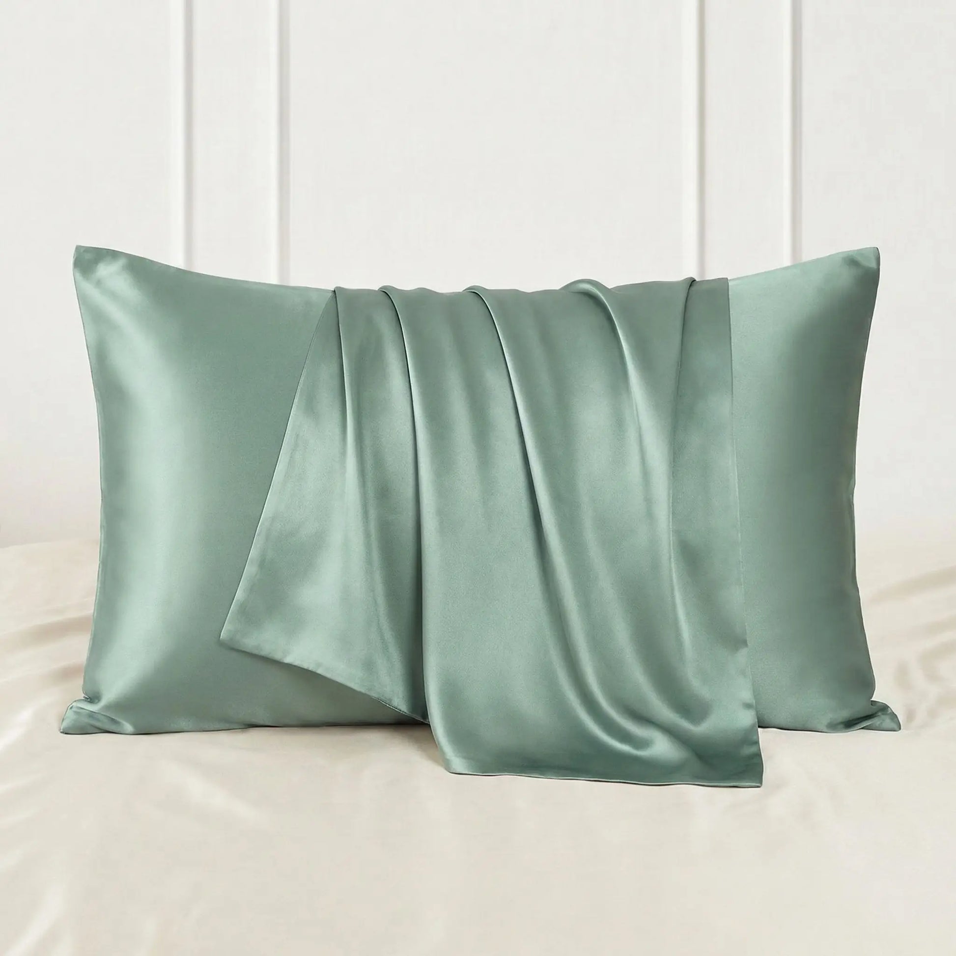 Taie d’oreiller en soie de mûrier 22 mommes verte présentée seule sur fond clair