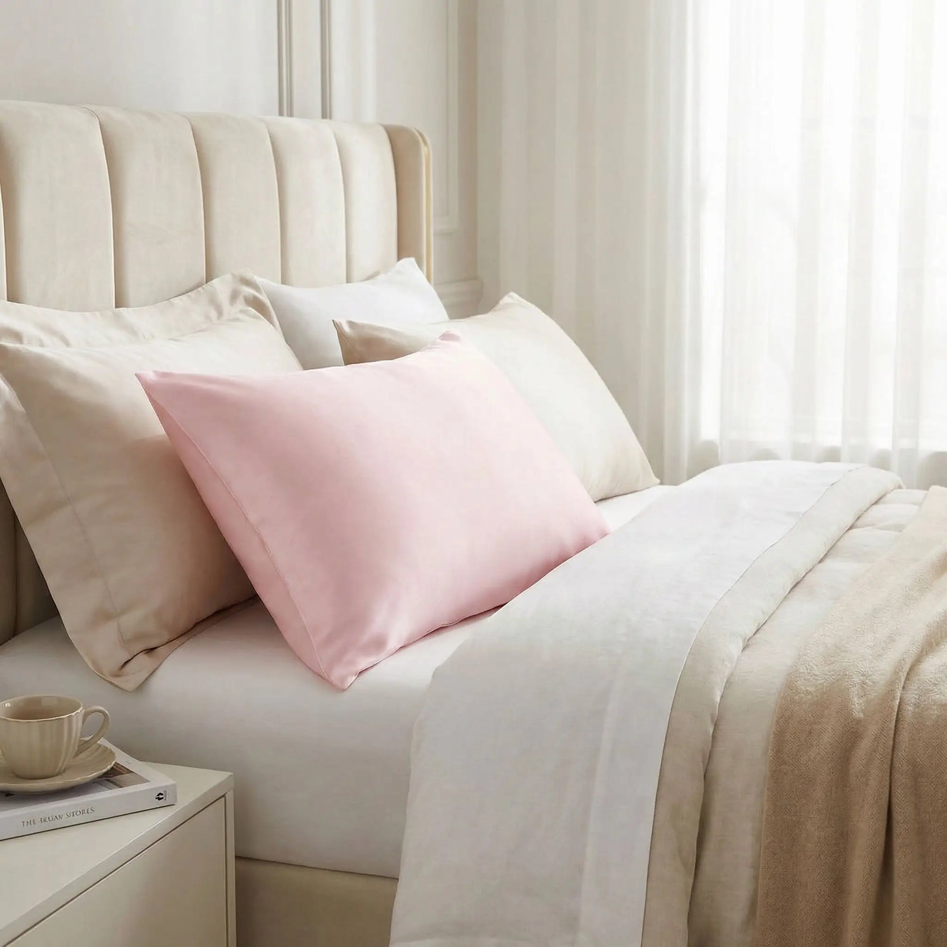 Taie d’oreiller en soie de mûrier 25 mommes rose présentée seule sur un lit