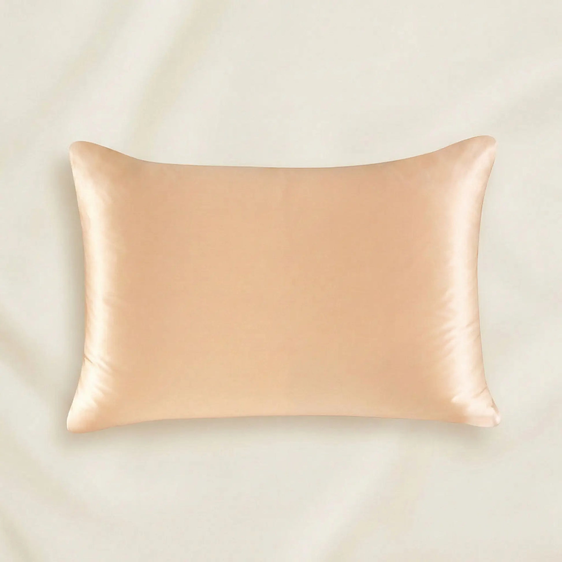 Taie d’oreiller en soie de mûrier beige dorée présentée seule sur fond clair