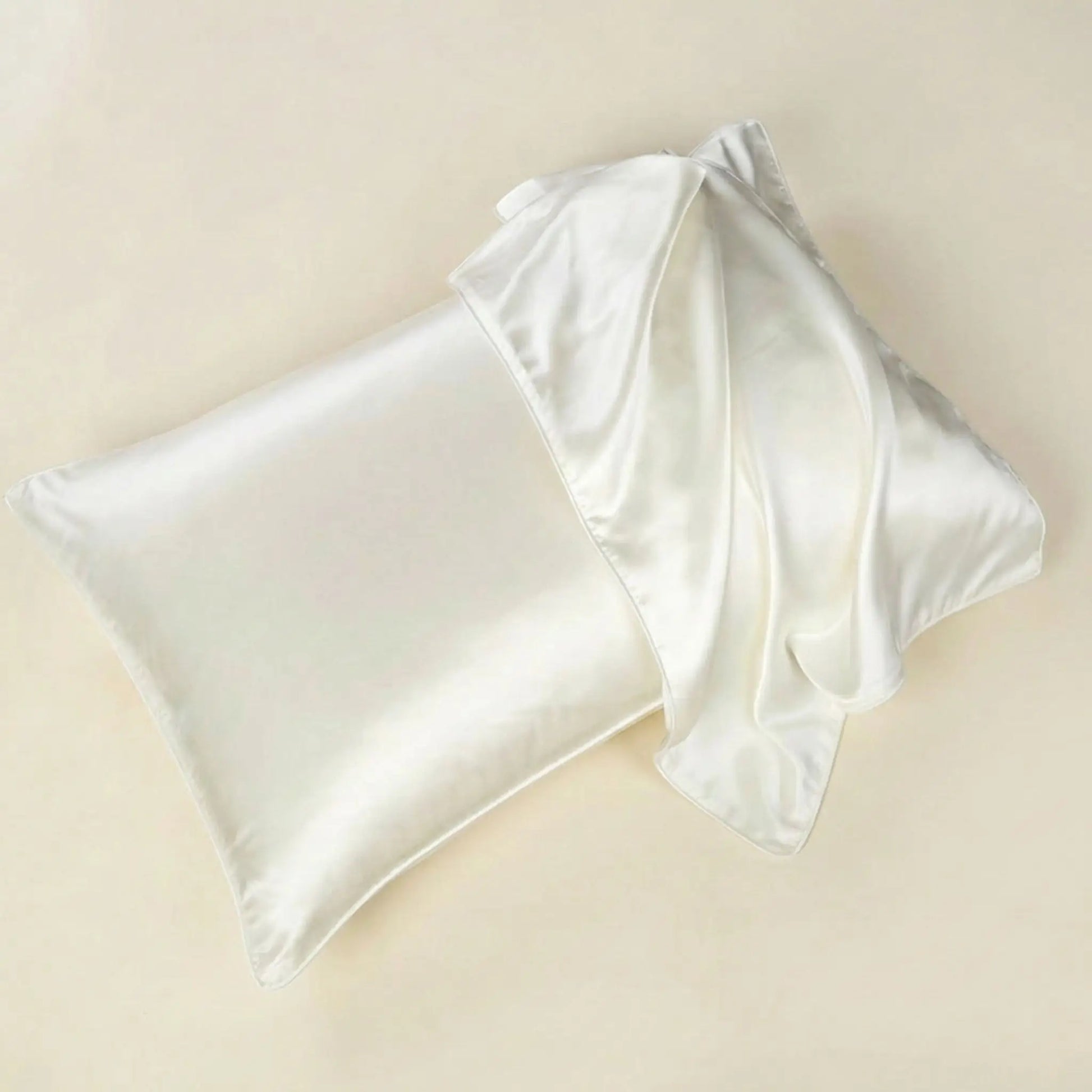 Taie d’oreiller en soie de mûrier blanche présentée seule sur fond clair