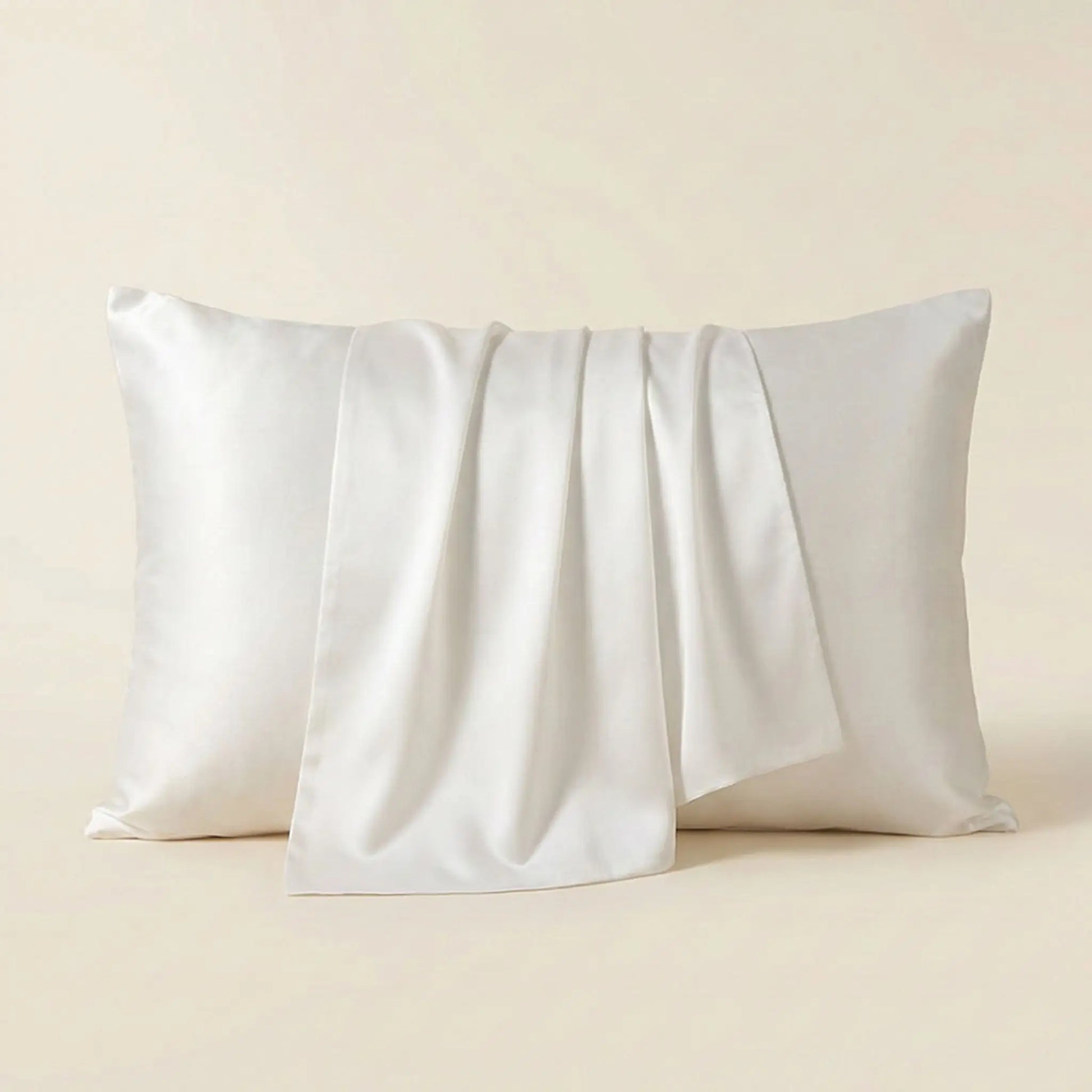 Taie d’oreiller en soie de mûrier blanche présentée seule sur fond clair