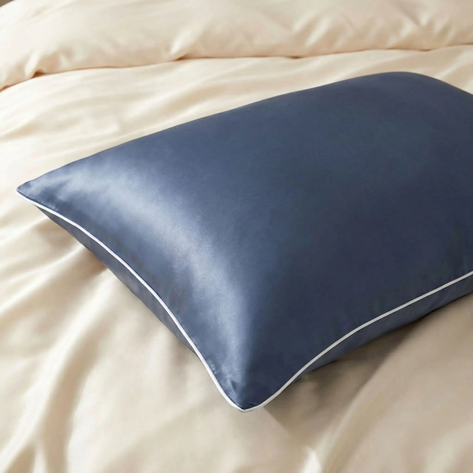 Taie d’oreiller en soie de mûrier bleue présentée seule sur fond clair