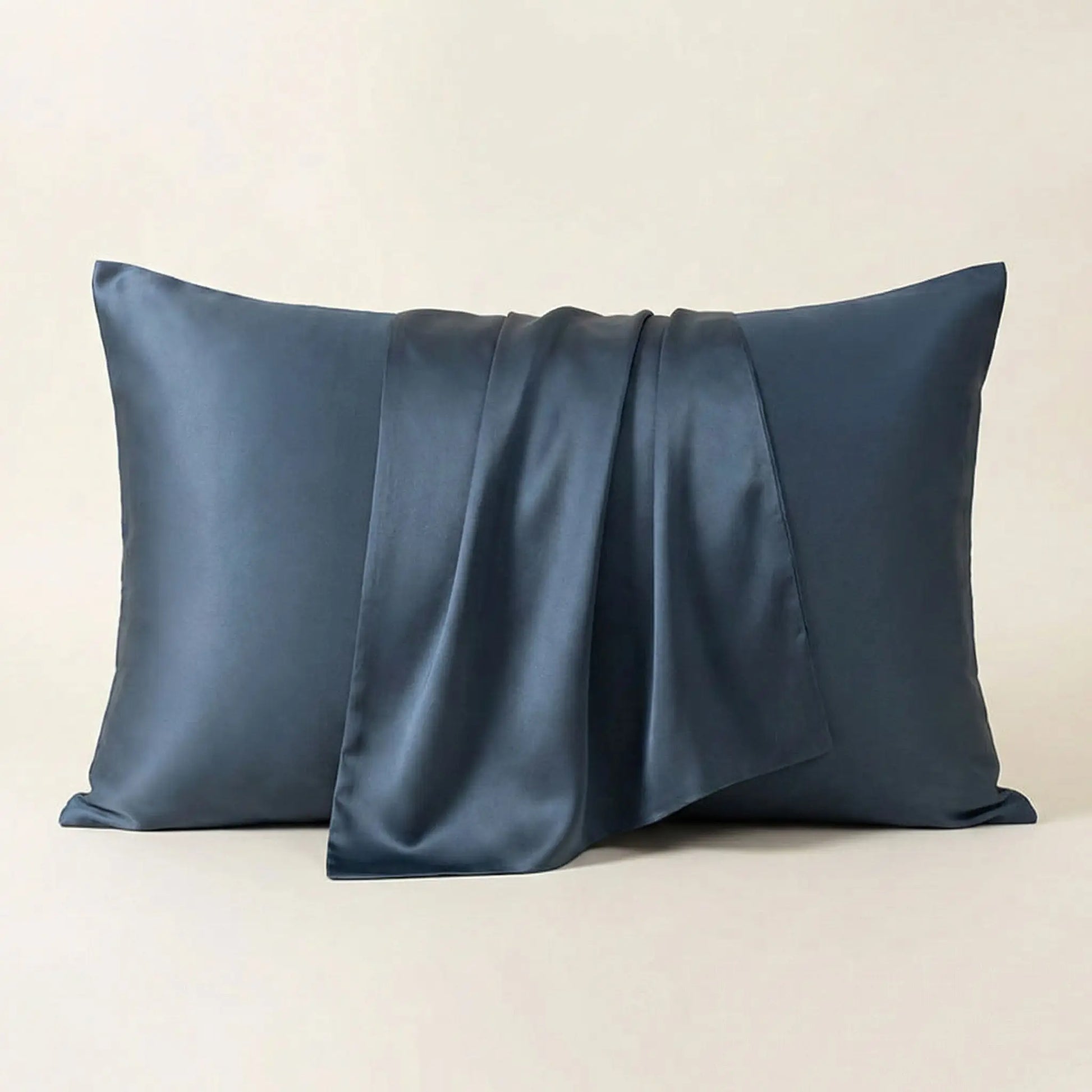 Taie d’oreiller en soie de mûrier bleue présentée seule sur fond clair