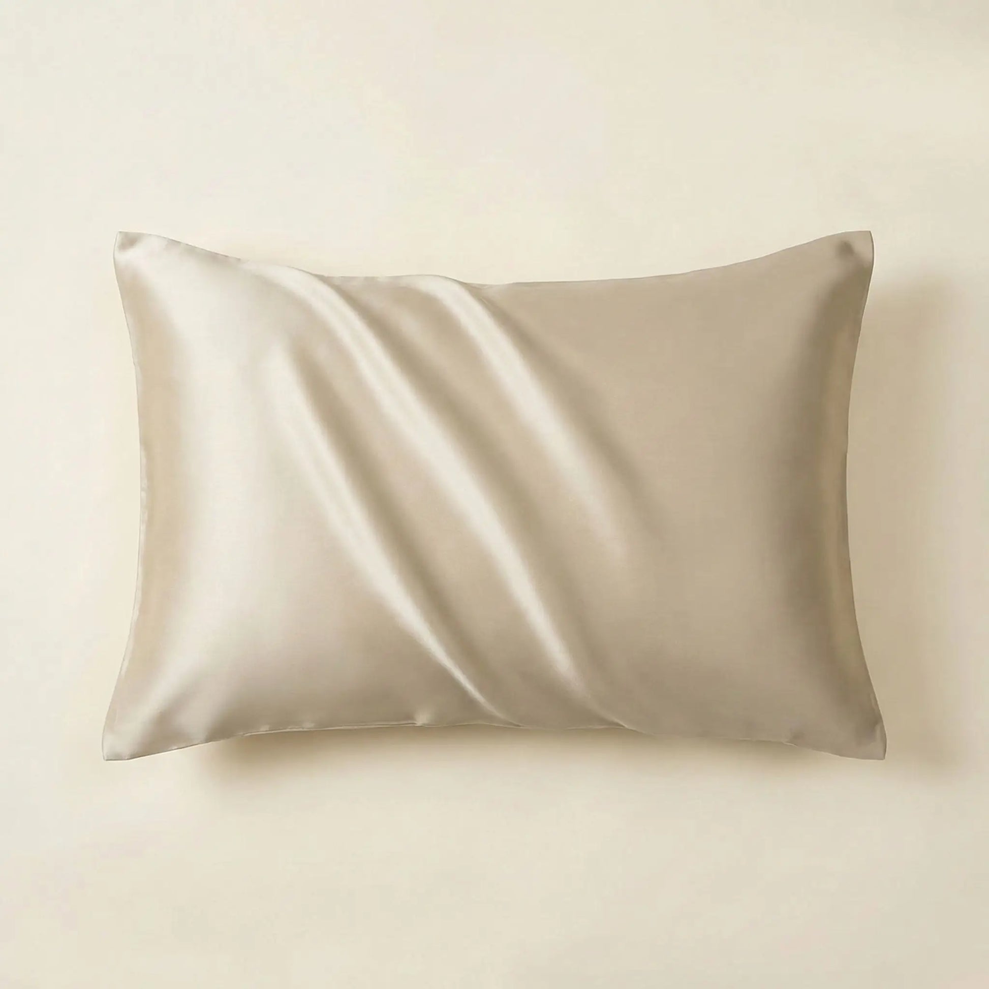 Taie d’oreiller en soie de mûrier champagne présentée seule sur fond clair